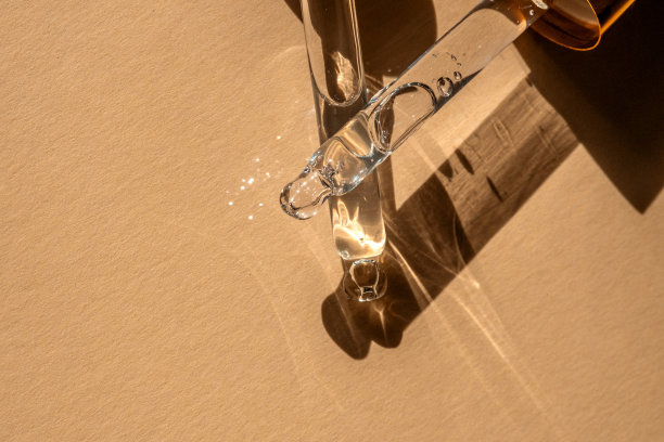 米色背景上放两管化妆品凝胶。图片下载