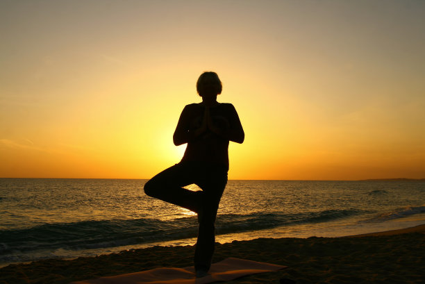 沙滩上的瑜伽姿势图片下载