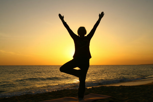 沙滩上的瑜伽姿势图片下载