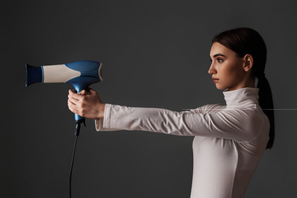 迷人的快乐的女士干燥强壮健康的头发图片下载