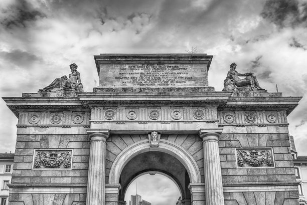 加里波第门，又名城门，意大利米兰的标志性建筑图片下载