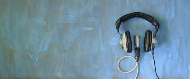 复古耳机和麦克风，播客，录音，信息概念。大拷贝空间，负空间技术。图片下载