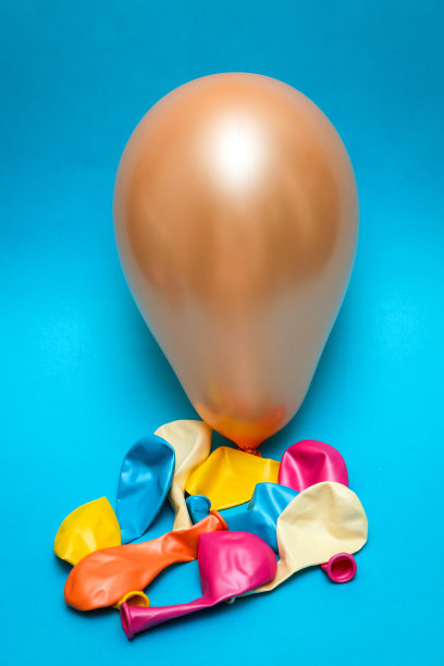 蓝色背景的彩色气球图片下载