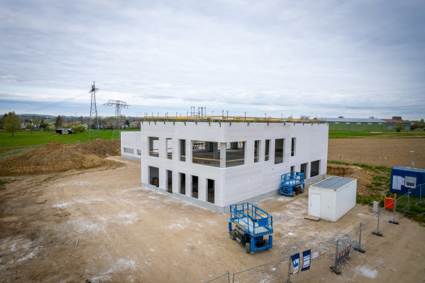 无人机拍摄的建筑工地上正在竖立公司大楼图片下载