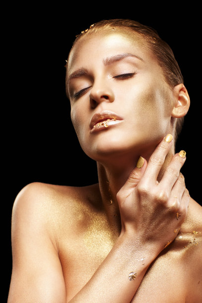 闭着眼睛，手靠近脸的女性。金色女孩在黑色背景图片下载