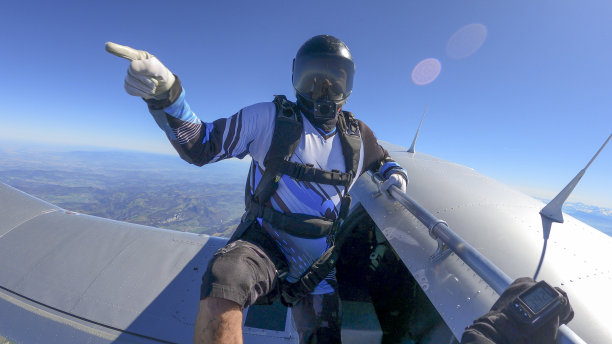 高空跳伞者准备跳出飞机图片下载