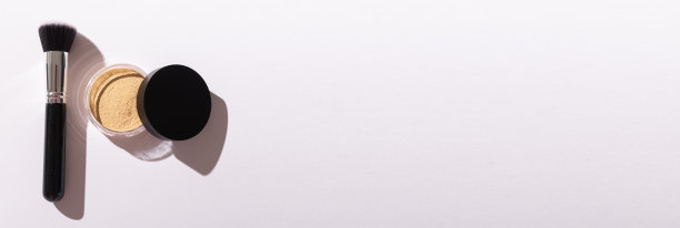 矿物面粉和刷子。环保有机美容产品图片下载