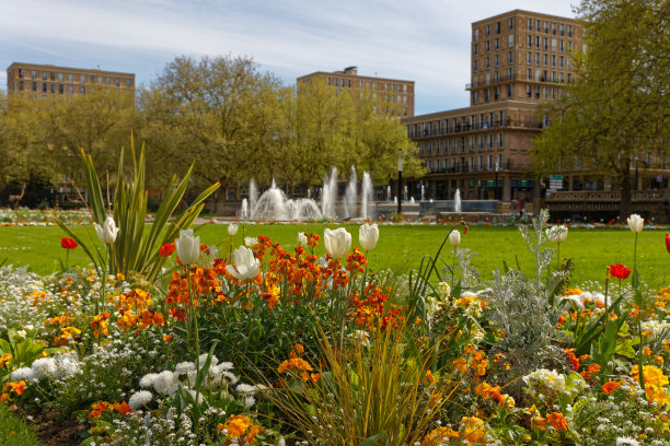 Jacques Tournant广场位于勒阿弗尔市，前景是鲜花。图片下载