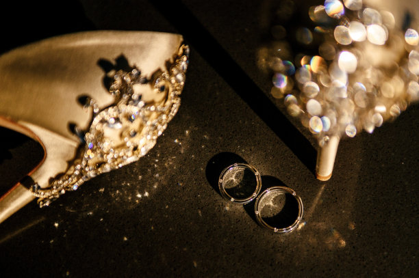 结婚戒指和新娘鞋图片下载