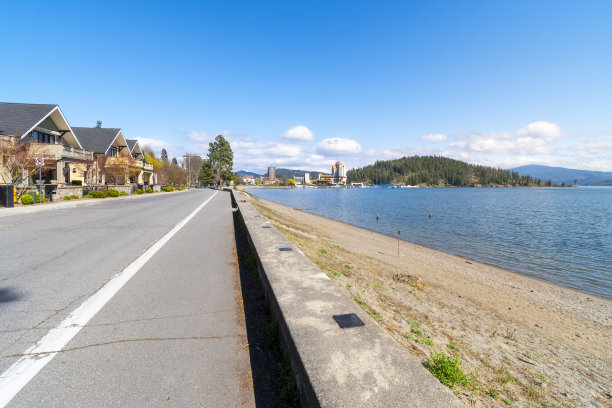 位于爱达荷州科达伦(Coeur d'Alene)乡村山区的湖对面的豪华住宅。图片下载