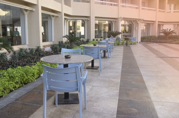 咖啡馆里空荡荡的蓝色桌子图片下载