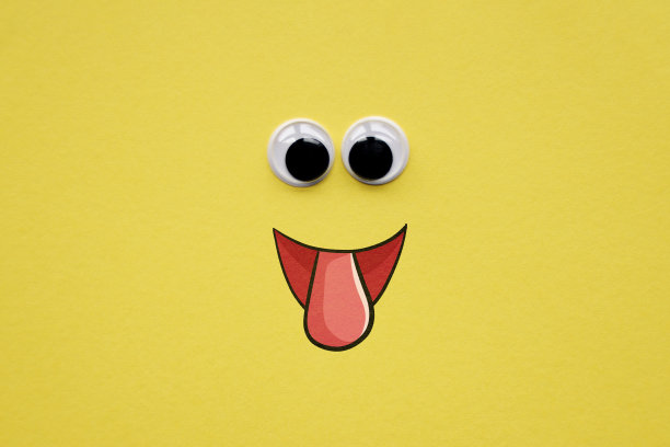 黄色背景上的笑脸表情符号图片下载