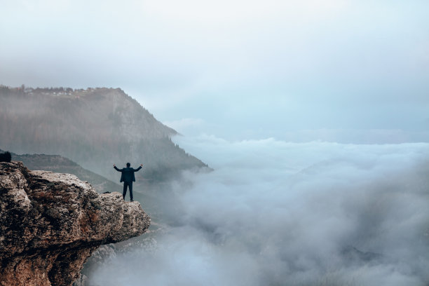 站在山顶上的商人图片下载