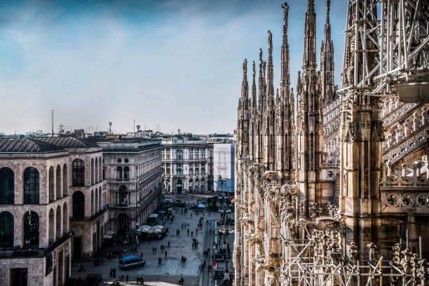 米兰大教堂的椽子和下面的街道图片下载