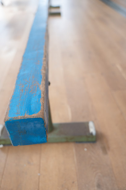 儿童在体育设施中使用的平衡木图片下载