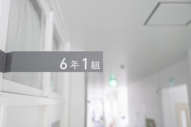 教室板在小学的走廊里图片下载