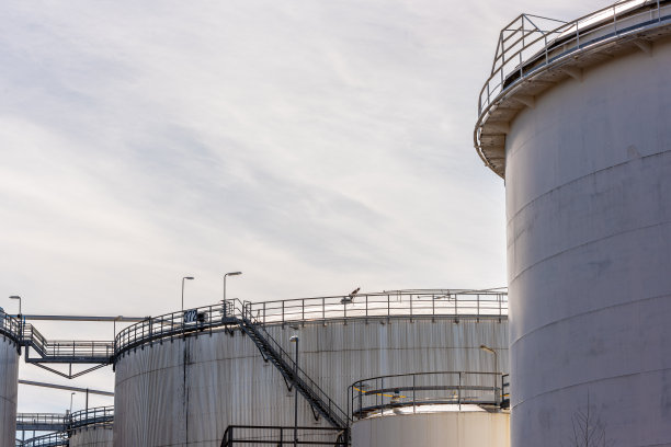 铁轨穿过工业区。图片下载