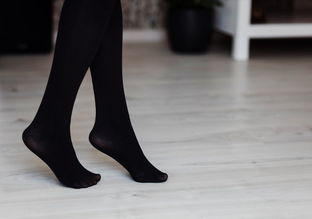 女人在黑色尼龙紧身衣图片下载