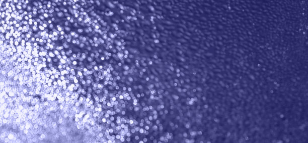 小雨打在玻璃上。水滴的背景。图片下载