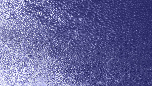 小雨打在玻璃上。水滴的背景。图片下载