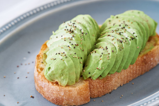 吐司配鳄梨薄片图片下载