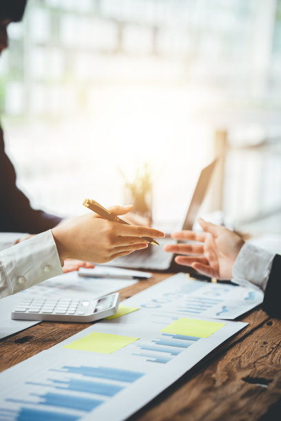 与价格图表的团队合作分析商务人员在会议室的桌子上。图片下载