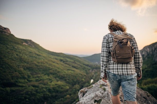 人在高山上图片下载