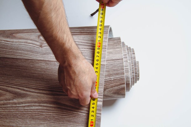 油毡防水性能。厨房里的防水油毡。样卷。图片下载