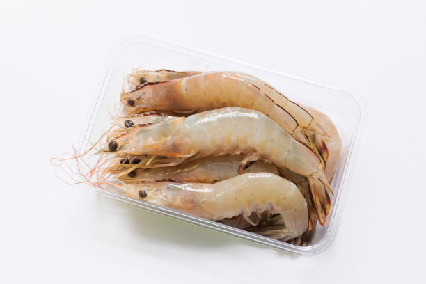 白色背景上的新鲜香蕉虾（Penaeus merguiensis）图片下载