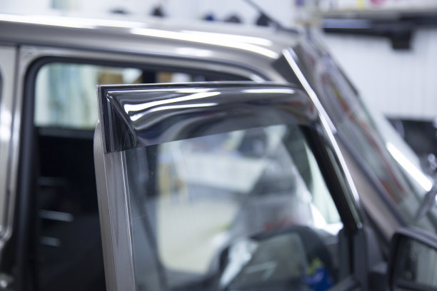 汽车侧窗的偏转器。图片下载