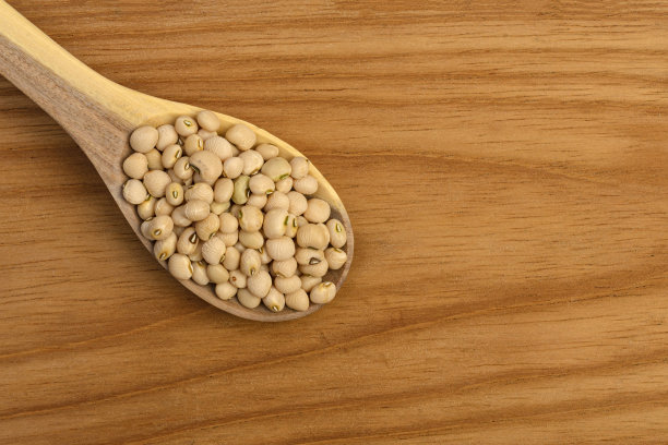 白豆放在木勺上图片下载