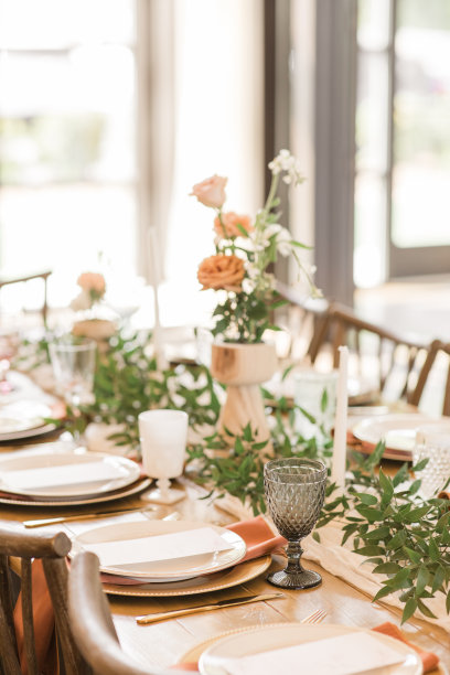 地点设置和婚礼装饰在餐桌上在一个别致的中性，浪漫的乡村现代风格的婚礼接待装饰在田纳西州的春天婚礼图片下载