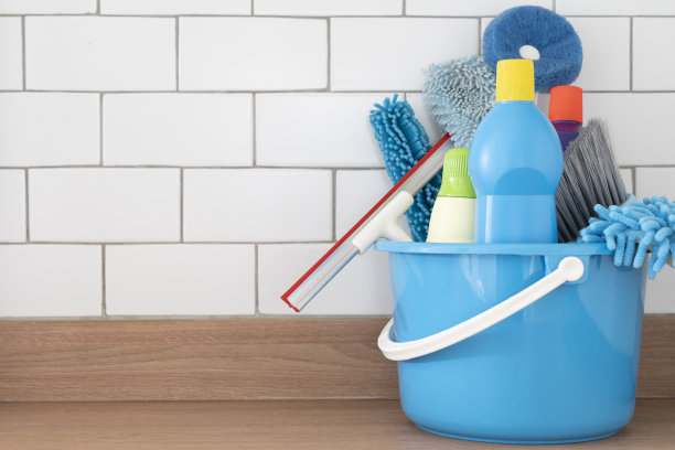 蓝色背景木桌上的房屋清洁塑料产品，家居服务或家政概念图片下载