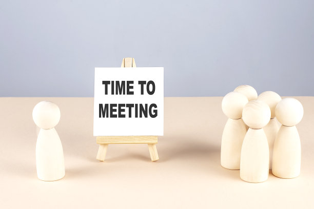 时间会议文本架上与木制人物，会议概念图片下载