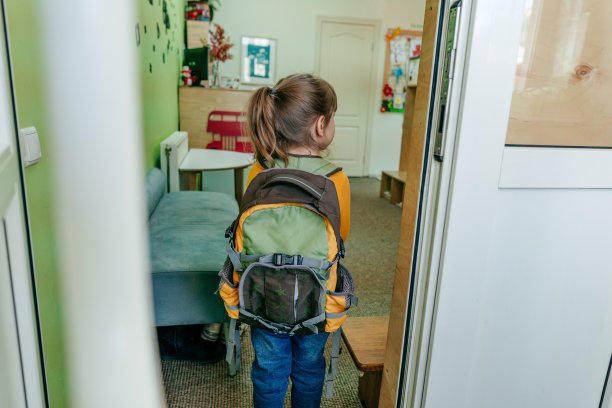 小女孩背着书包上学的背影图片下载