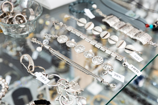 珠宝首饰店陈列的各种装饰品图片下载