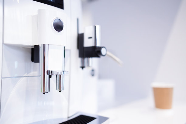厨房桌上的现代咖啡机图片下载
