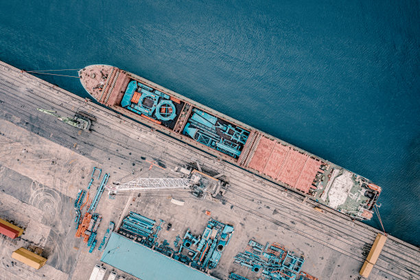 集装箱货吊码头的高角度视图。图片下载