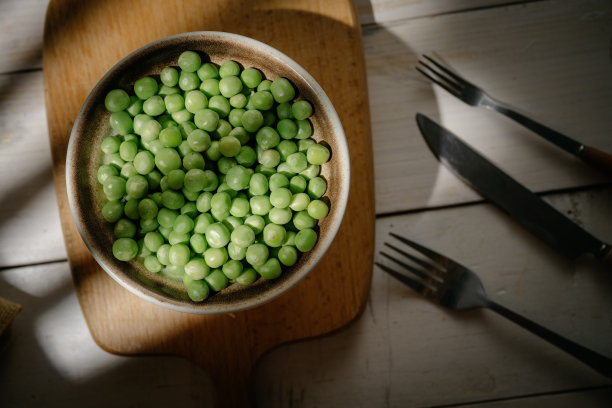 菜板上的豆子图片下载