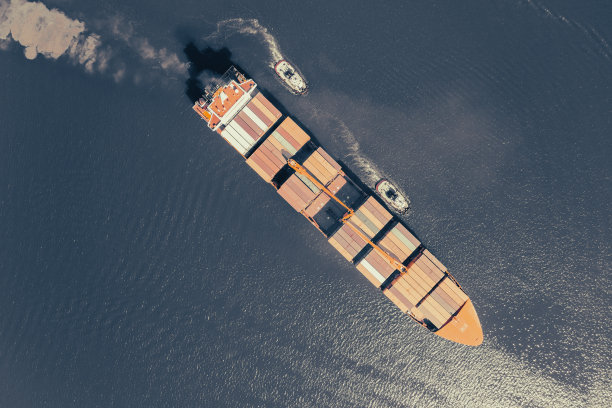 运输中的集装箱货轮鸟瞰图。图片下载