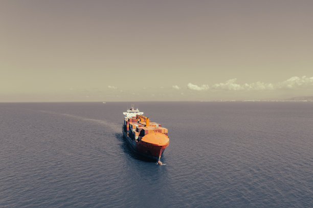 运输中的集装箱货轮鸟瞰图。图片下载