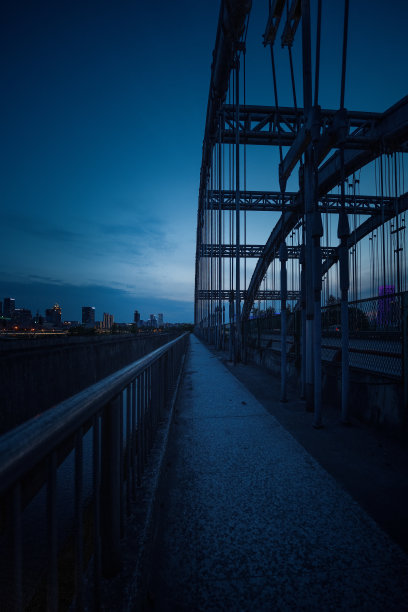 黄昏时桥上的城市栅栏图片下载