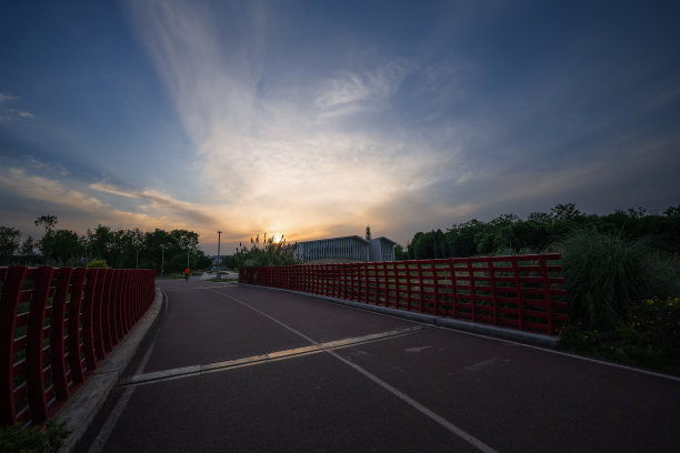 黄昏的草地和桥梁图片下载
