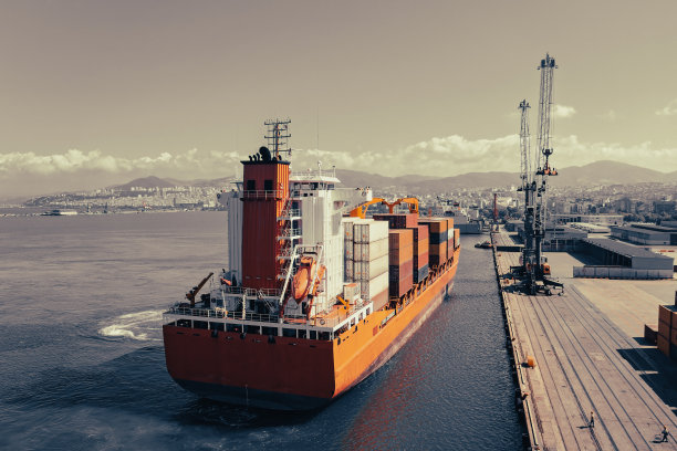 运输中的集装箱货轮鸟瞰图。图片下载