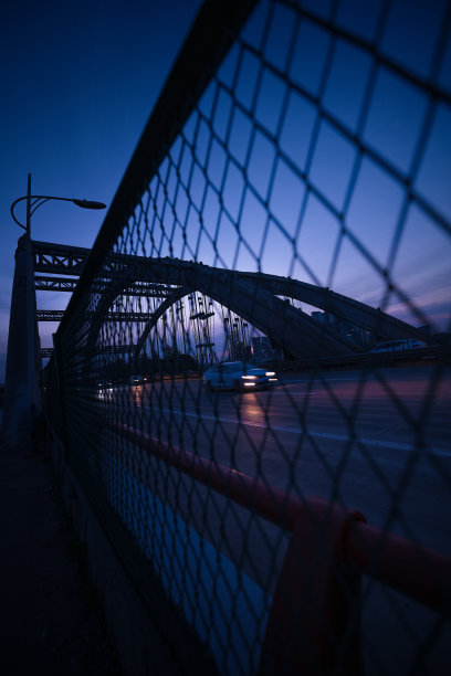 黄昏时桥上的城市栅栏图片下载