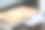 面包师用手套把面包从烤箱里拿出来。图片下载