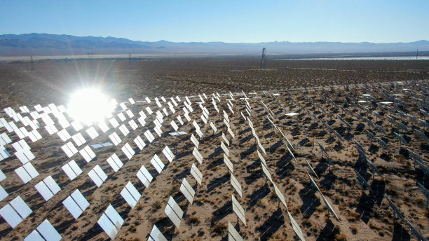加州艾文帕太阳能农场的鸟瞰图图片下载