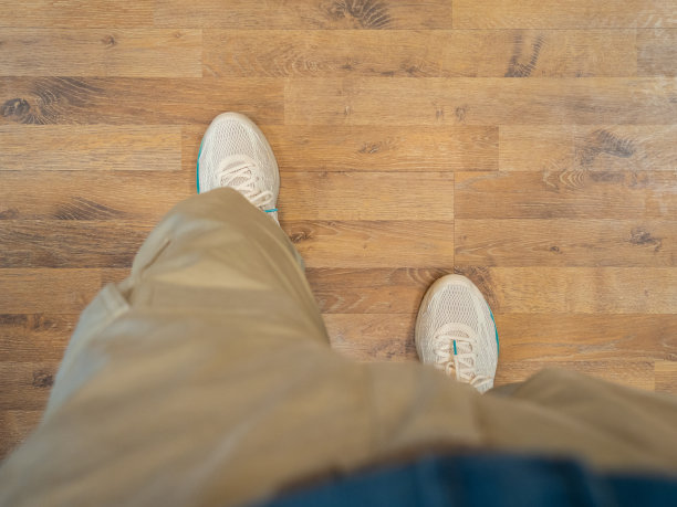 在木地板上行走的男人图片下载