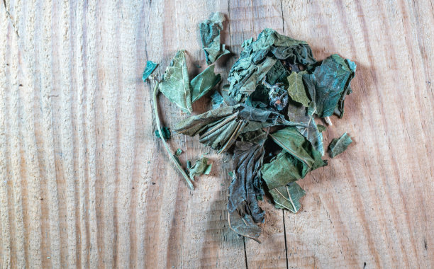 木桌上放着桑叶图片下载