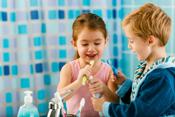 孩子刷牙图片下载